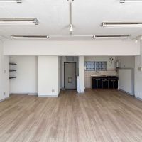 港区南青山の賃貸物件/玄関側をみる。キッチンやトイレは玄関側にまとまっています