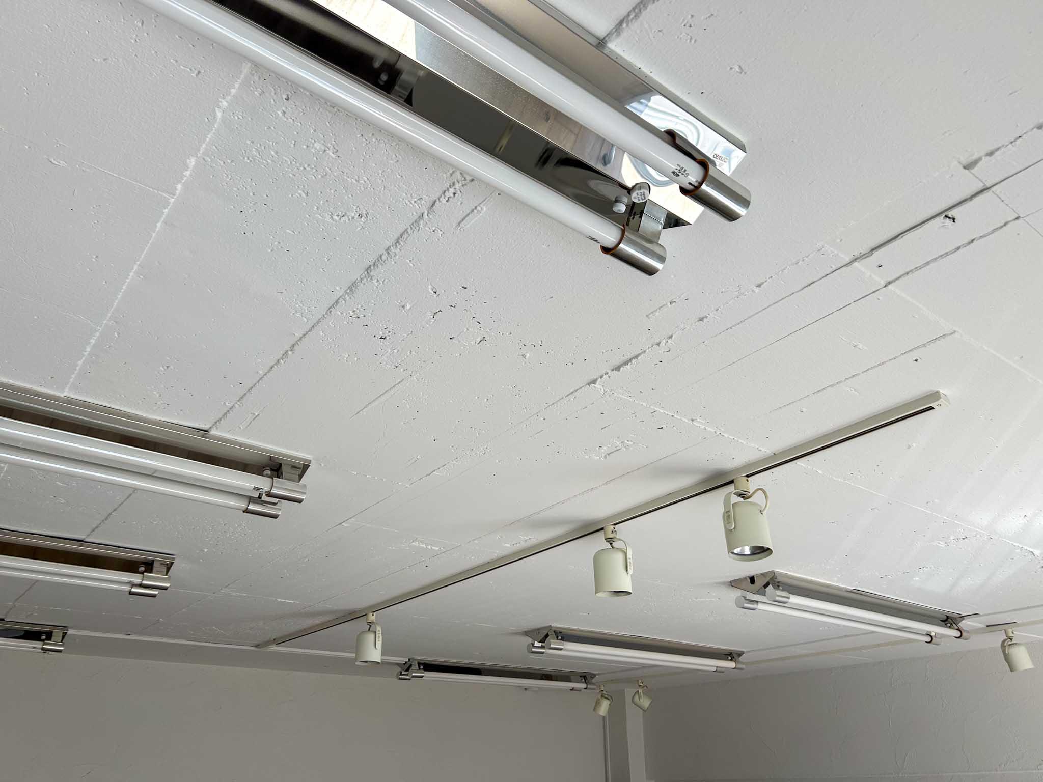 港区南青山の賃貸物件/むき出しの天井に取り付けられた照明