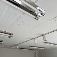 港区南青山の賃貸物件/むき出しの天井に取り付けられた照明