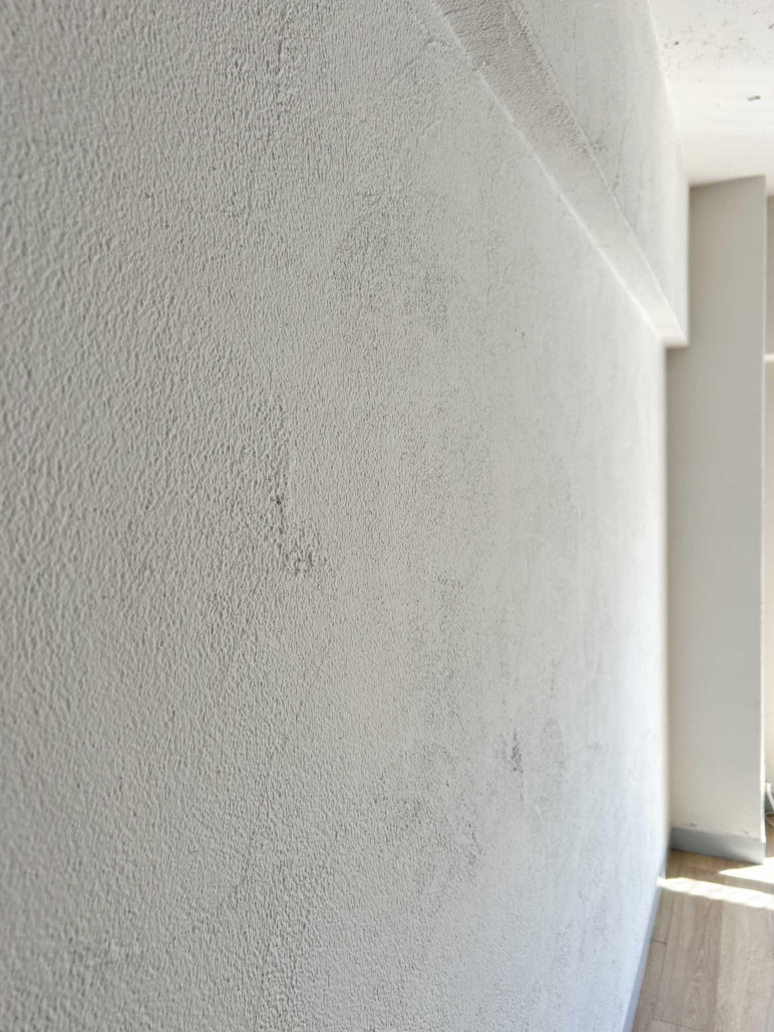 港区南青山の賃貸物件/ムラのある壁面の質感