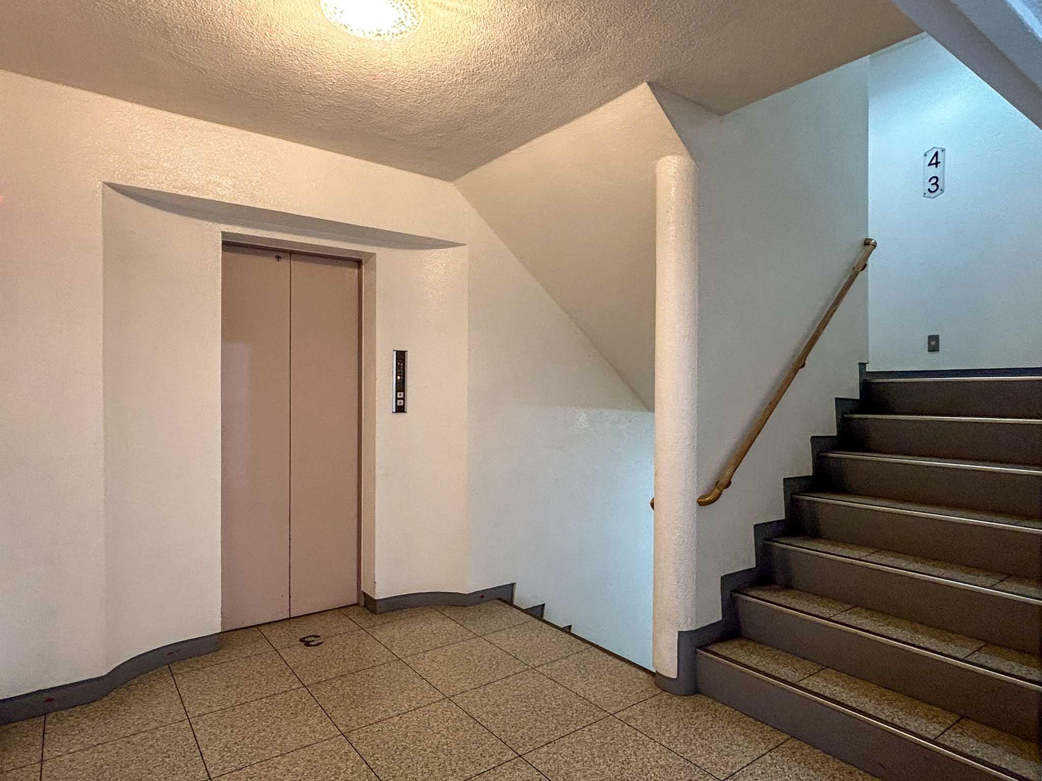 港区南青山の賃貸物件/共用階段、エレベーター