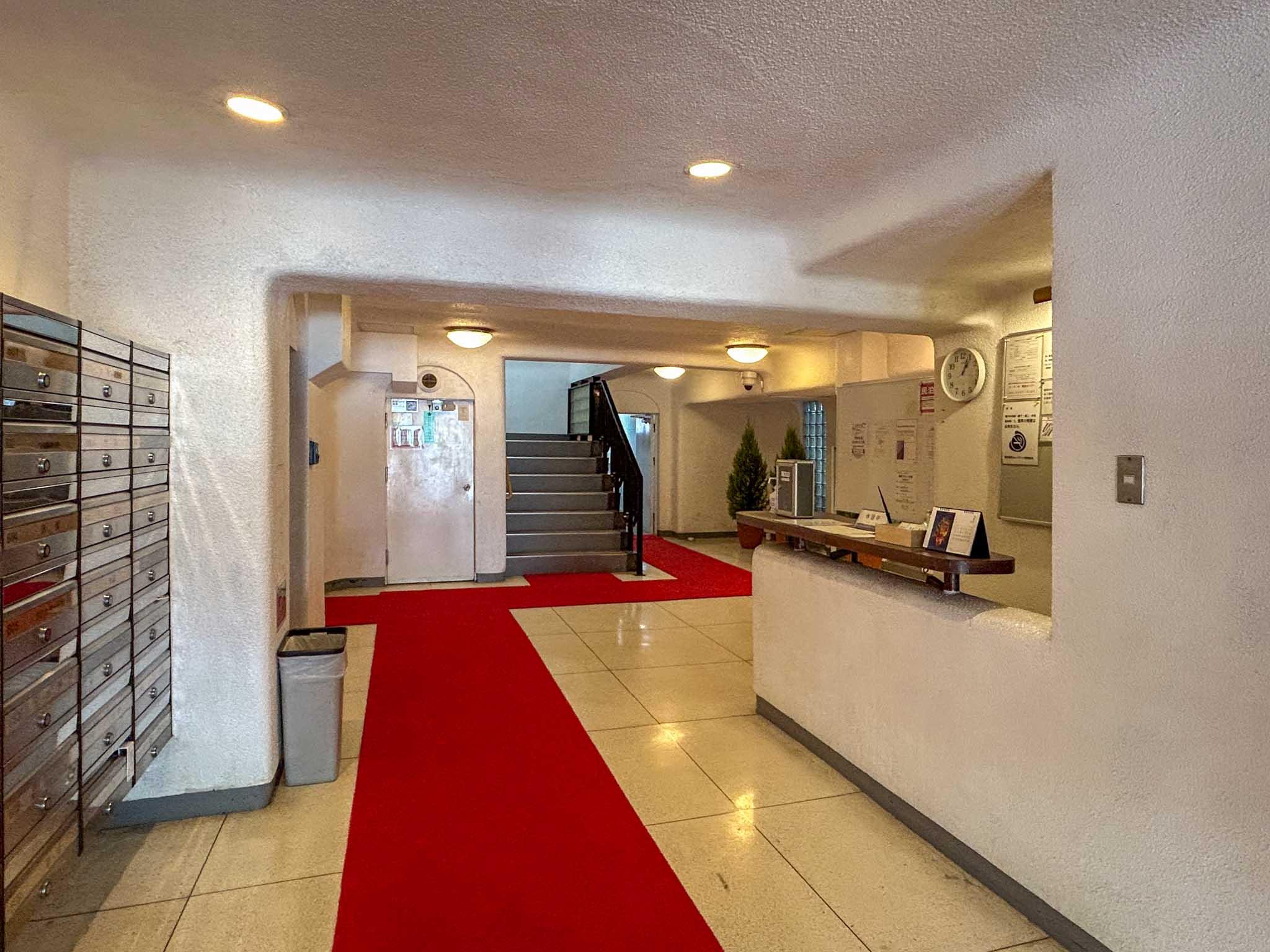 港区南青山の賃貸物件/レッドカーペットが敷かれたエントランスホール