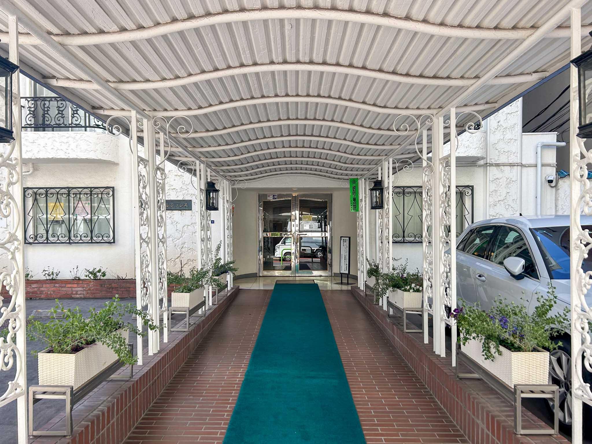 港区南青山の賃貸物件/エントランス前のアプローチ