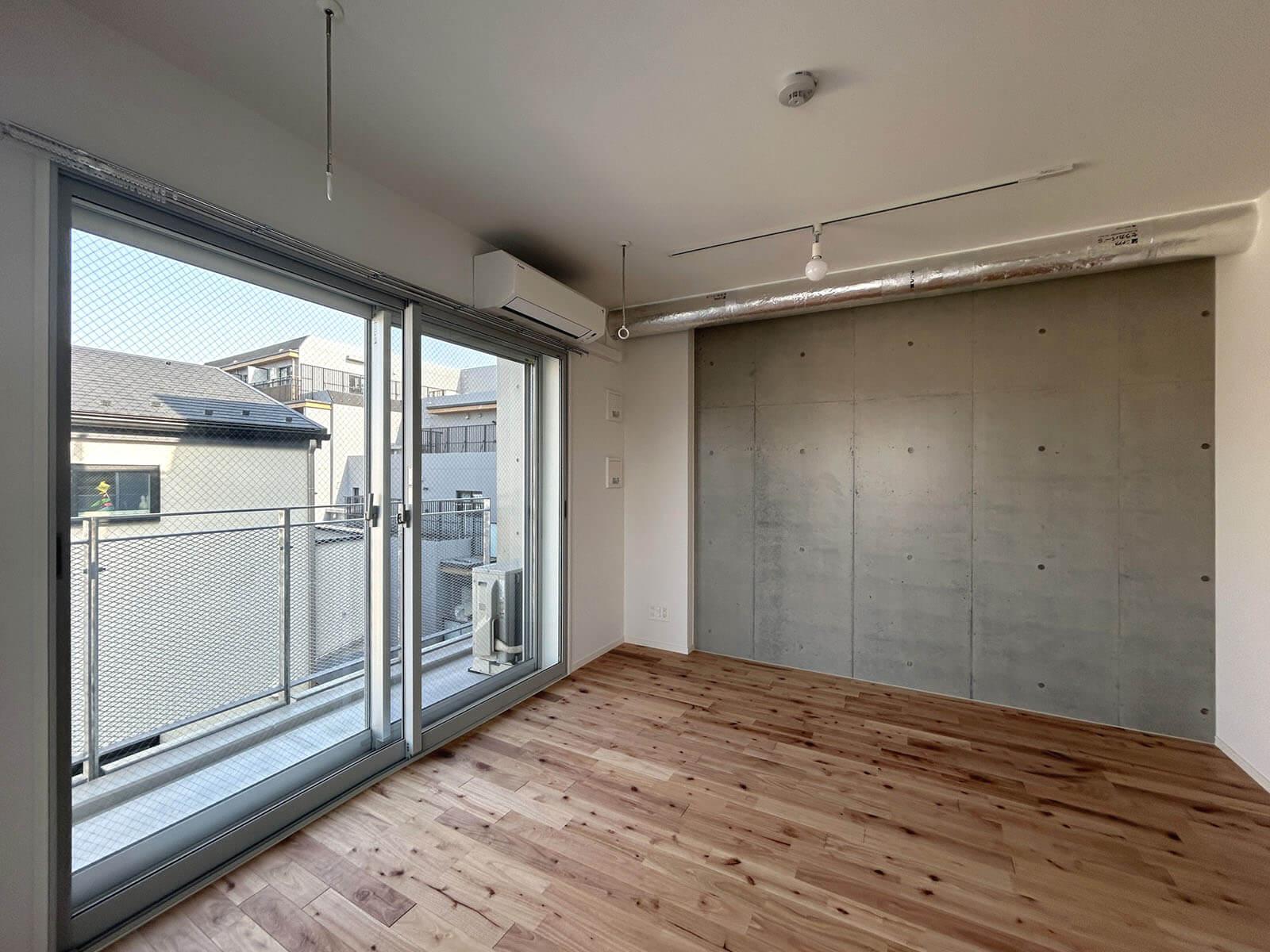 杉並区高円寺北の賃貸物件/ワイドな窓と1面だけ取り入れたコンクリート壁
