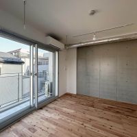 杉並区高円寺北の賃貸物件/ワイドな窓と1面だけ取り入れたコンクリート壁