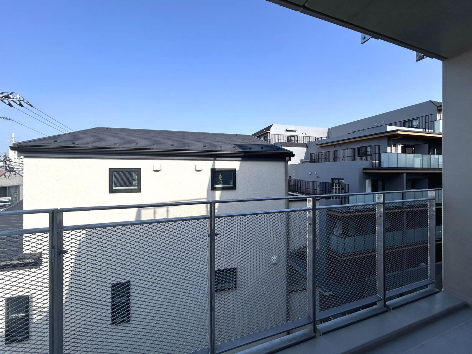 杉並区高円寺北の賃貸物件/東向きのバルコニー、目の前の戸建は窓が小さいのでさほど気になりません