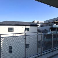 杉並区高円寺北の賃貸物件/東向きのバルコニー、目の前の戸建は窓が小さいのでさほど気になりません