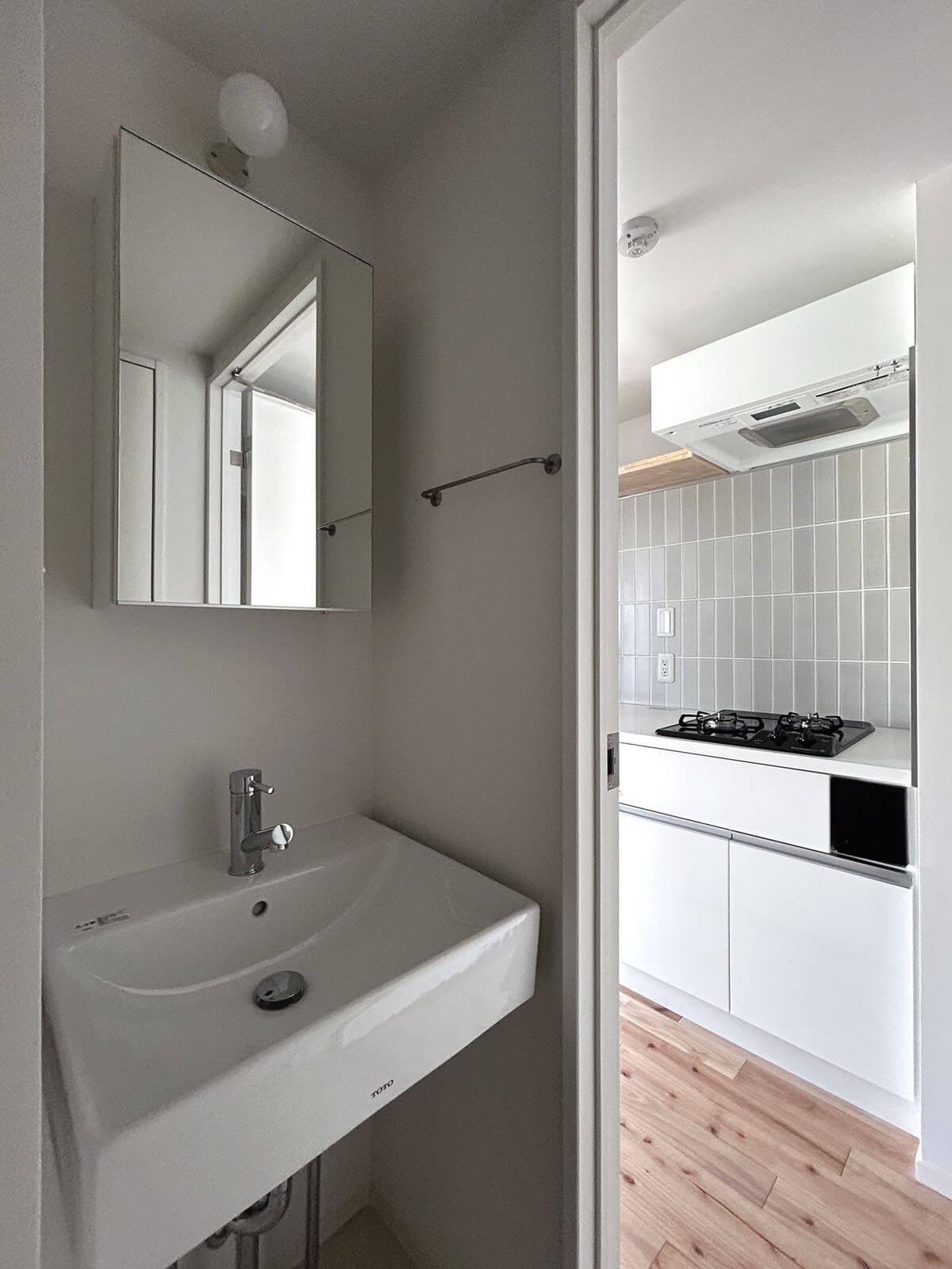 杉並区高円寺北の賃貸物件/キッチンと向かい合わせの水まわり