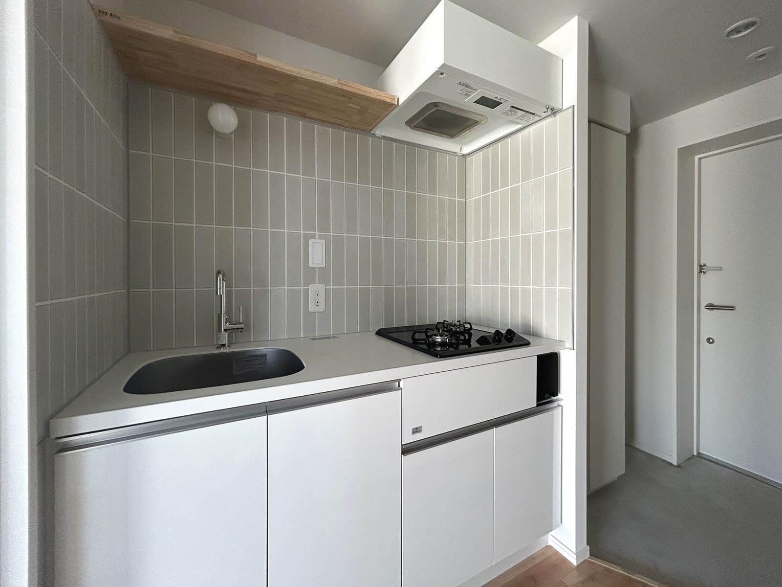 杉並区高円寺北の賃貸物件/タイル張りがすてきなキッチンとすぐ横に玄関