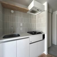 杉並区高円寺北の賃貸物件/タイル張りがすてきなキッチンとすぐ横に玄関