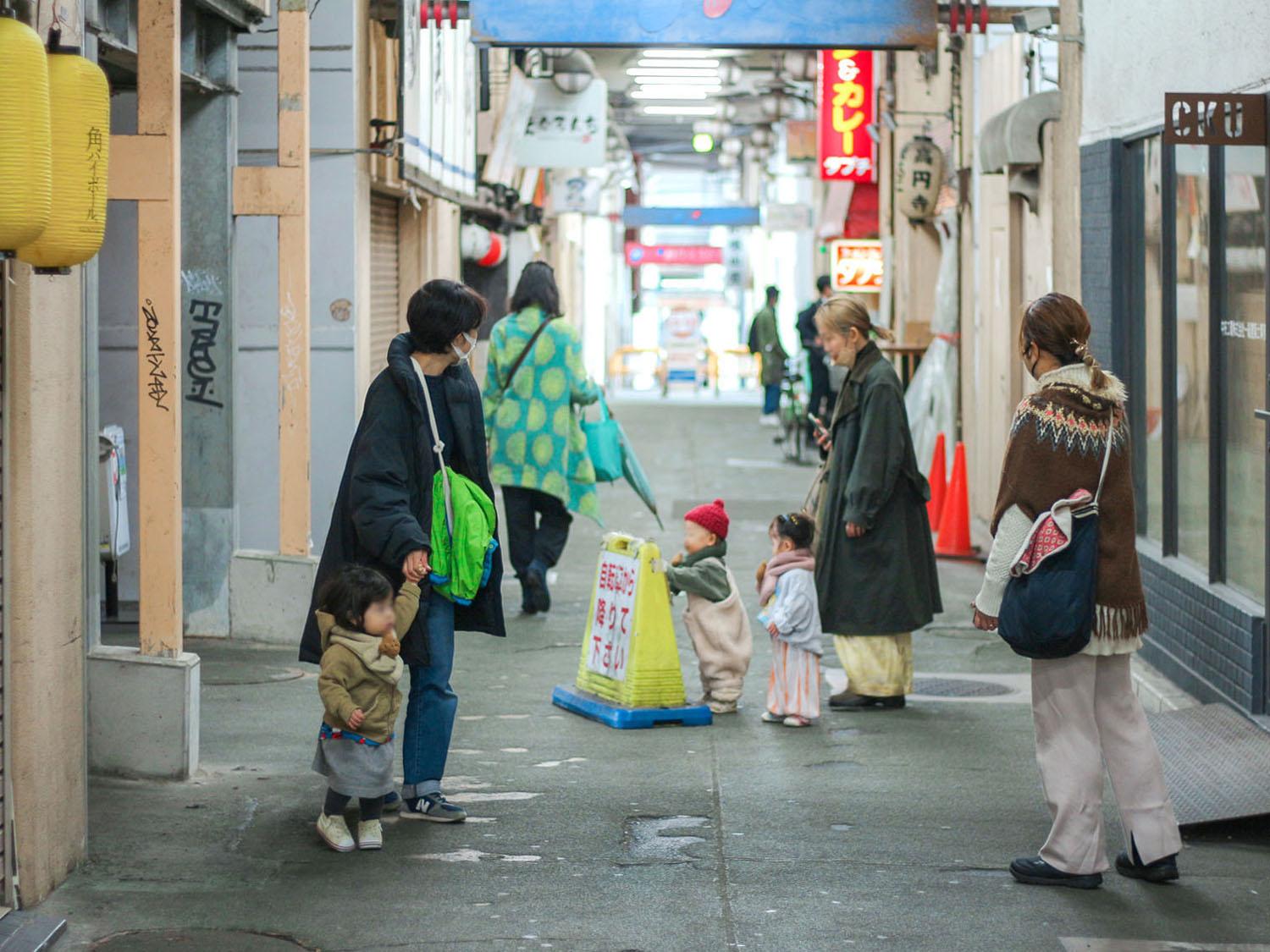 杉並区高円寺北の賃貸物件/駅から家までほとんど雨に濡れず日陰を歩ける高架下の道、住人同士や地元の人たちも顔が見え交流が生まれやすい町です