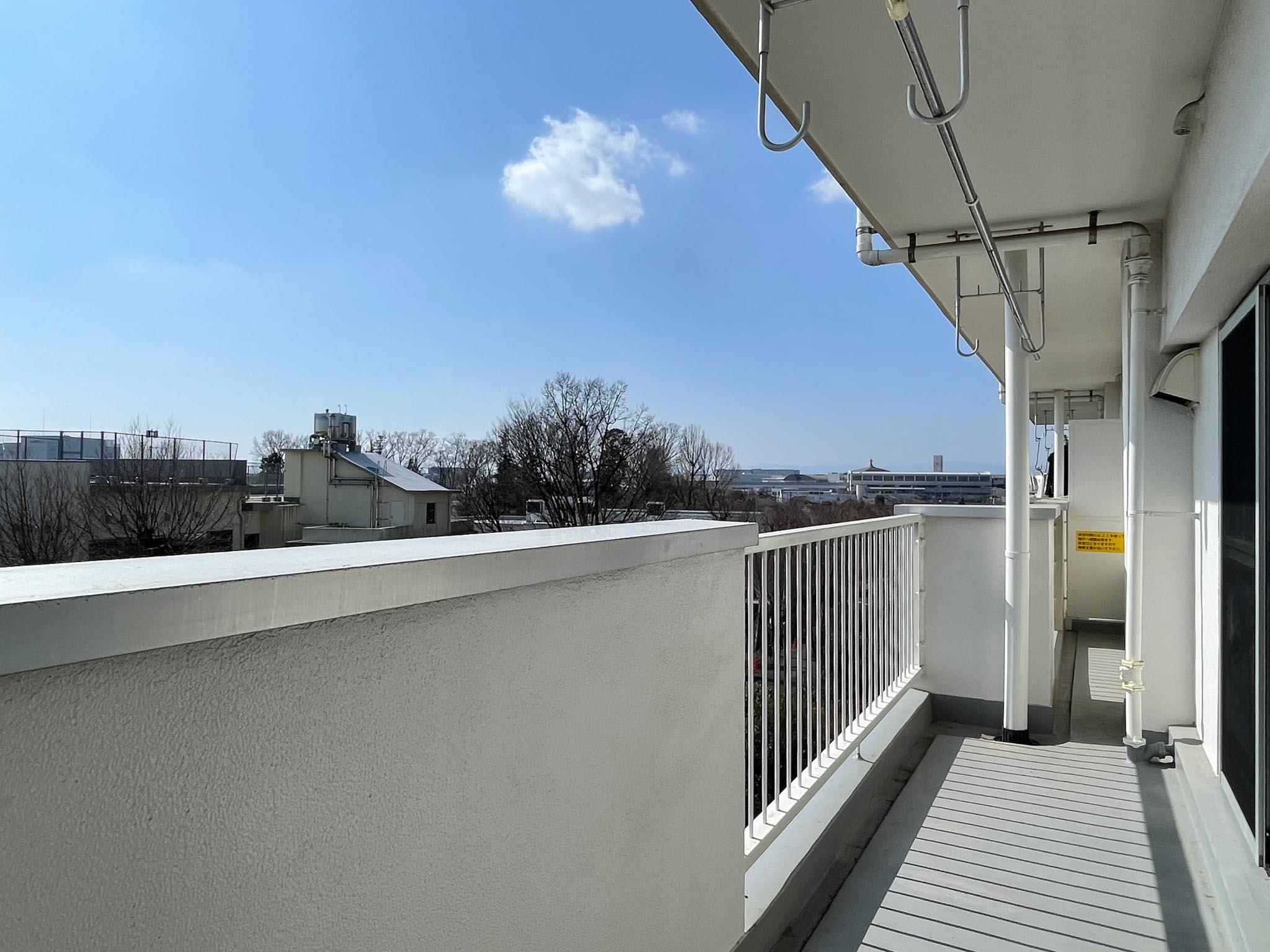 立川市幸町の賃貸物件/ゆったりとしたベランダ。物干し竿は上にかけます