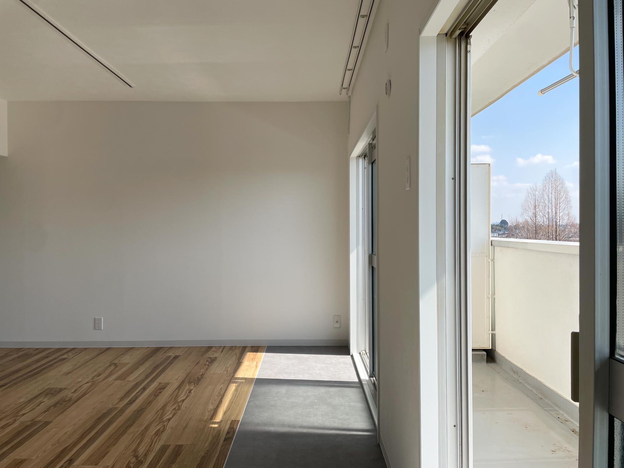 立川市幸町の賃貸物件/窓際にインナーテラスとしてもお使いいただけるようにビニールタイルを敷いてあります。日の当たる位置に、植物を並べたいですもんね