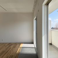 立川市幸町の賃貸物件/窓際にインナーテラスとしてもお使いいただけるようにビニールタイルを敷いてあります。日の当たる位置に、植物を並べたいですもんね