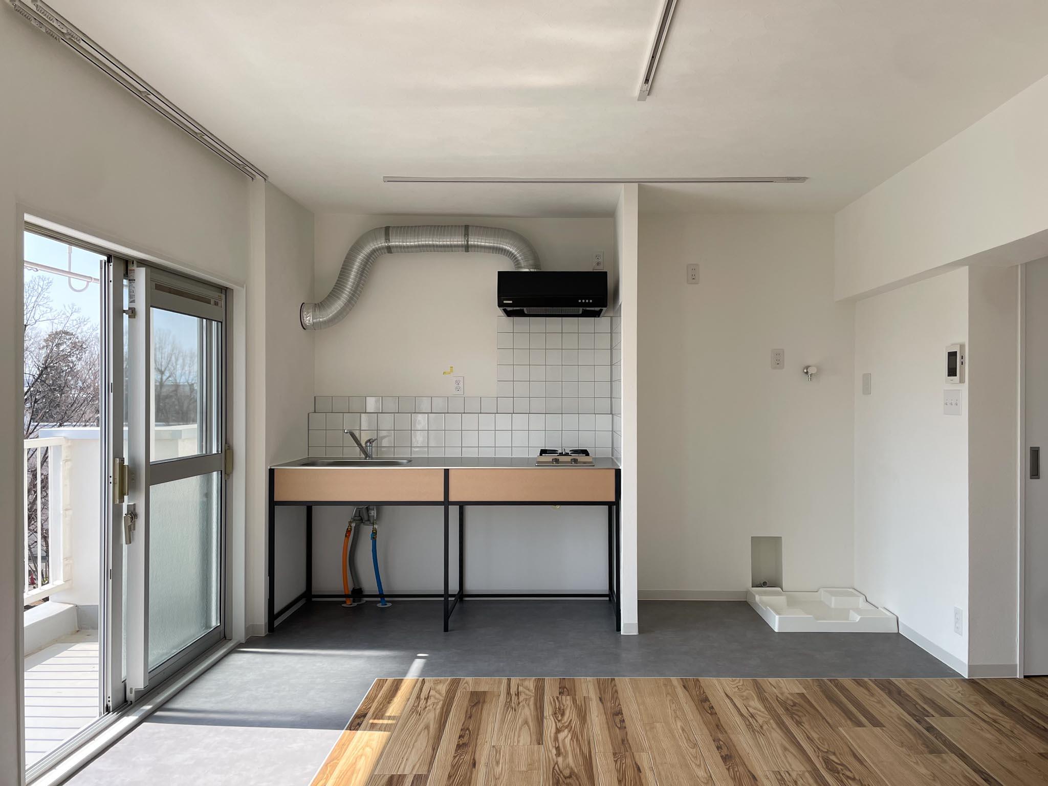 立川市幸町の賃貸物件/キッチン周りの収まりもいい感じ。こちらも足元に水しぶきが飛んでもケアしやすいように、ビニールタイルを敷いてあります