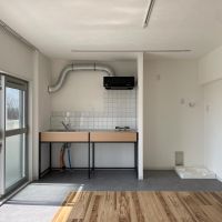 立川市幸町の賃貸物件/キッチン周りの収まりもいい感じ。こちらも足元に水しぶきが飛んでもケアしやすいように、ビニールタイルを敷いてあります