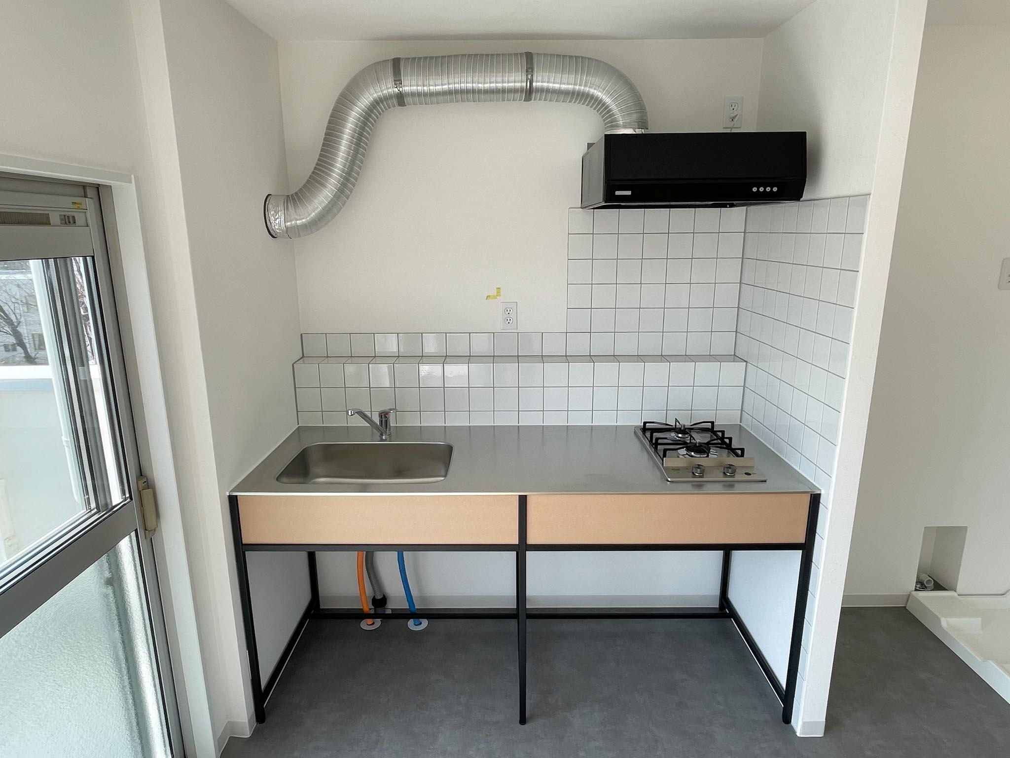 立川市幸町の賃貸物件/2口ガスコンロのステンレスキッチン。toolboxの白タイルを採用していただきました