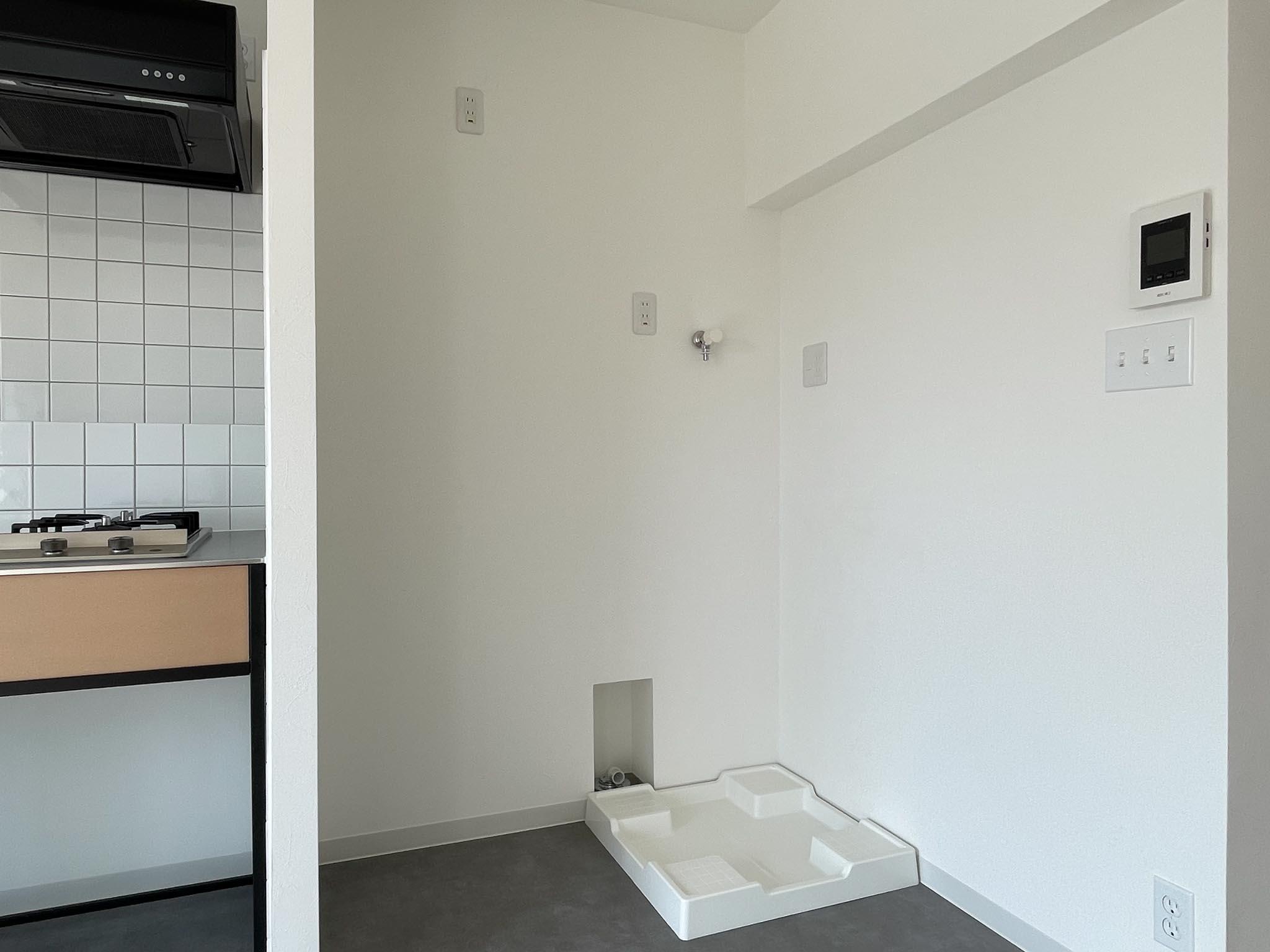 立川市幸町の賃貸物件/キッチン横に冷蔵庫・洗濯機置き場を用意。それぞれ大きなサイズでも置けます