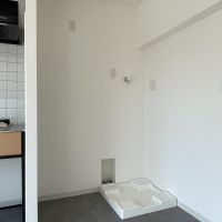 立川市幸町の賃貸物件/キッチン横に冷蔵庫・洗濯機置き場を用意。それぞれ大きなサイズでも置けます