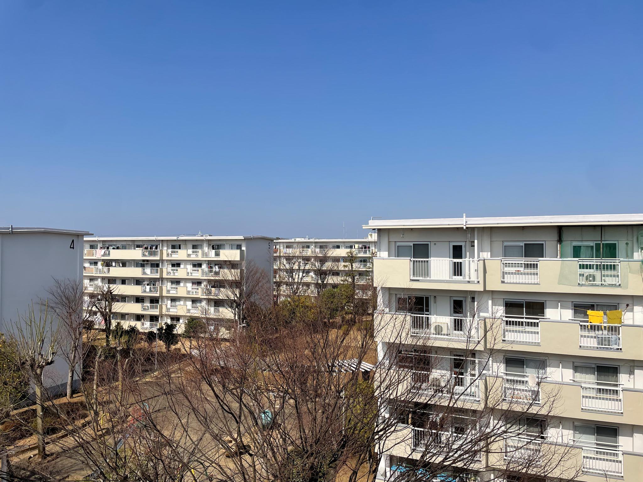 立川市幸町の賃貸物件/北側の景色もこれまたいい。他の棟が並びます