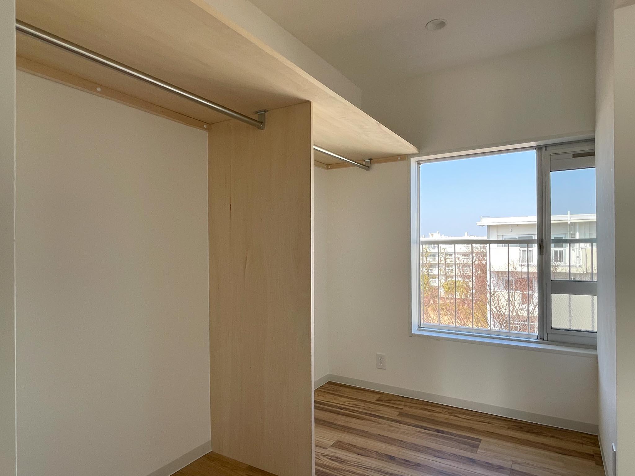 立川市幸町の賃貸物件/通常サイズ2つ分の広々としたウォークインクローゼット。風が通るので服がカビません