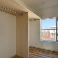 立川市幸町の賃貸物件/通常サイズ2つ分の広々としたウォークインクローゼット。風が通るので服がカビません