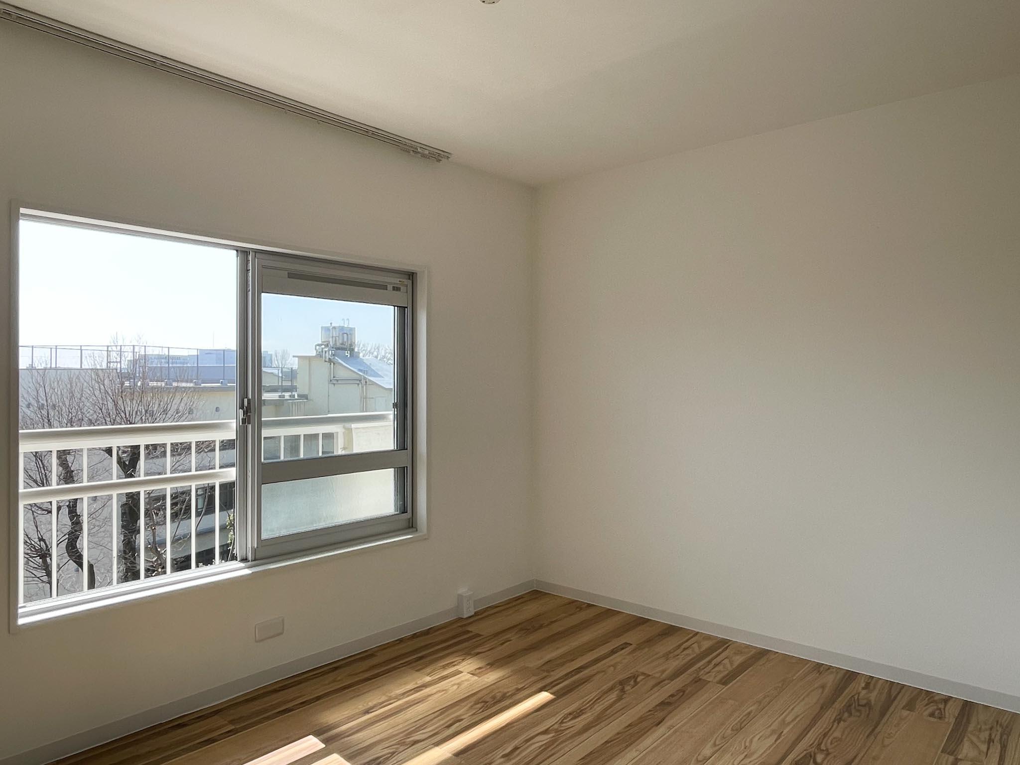 立川市幸町の賃貸物件/洋室もシンプルに。これからエアコンが設置されます