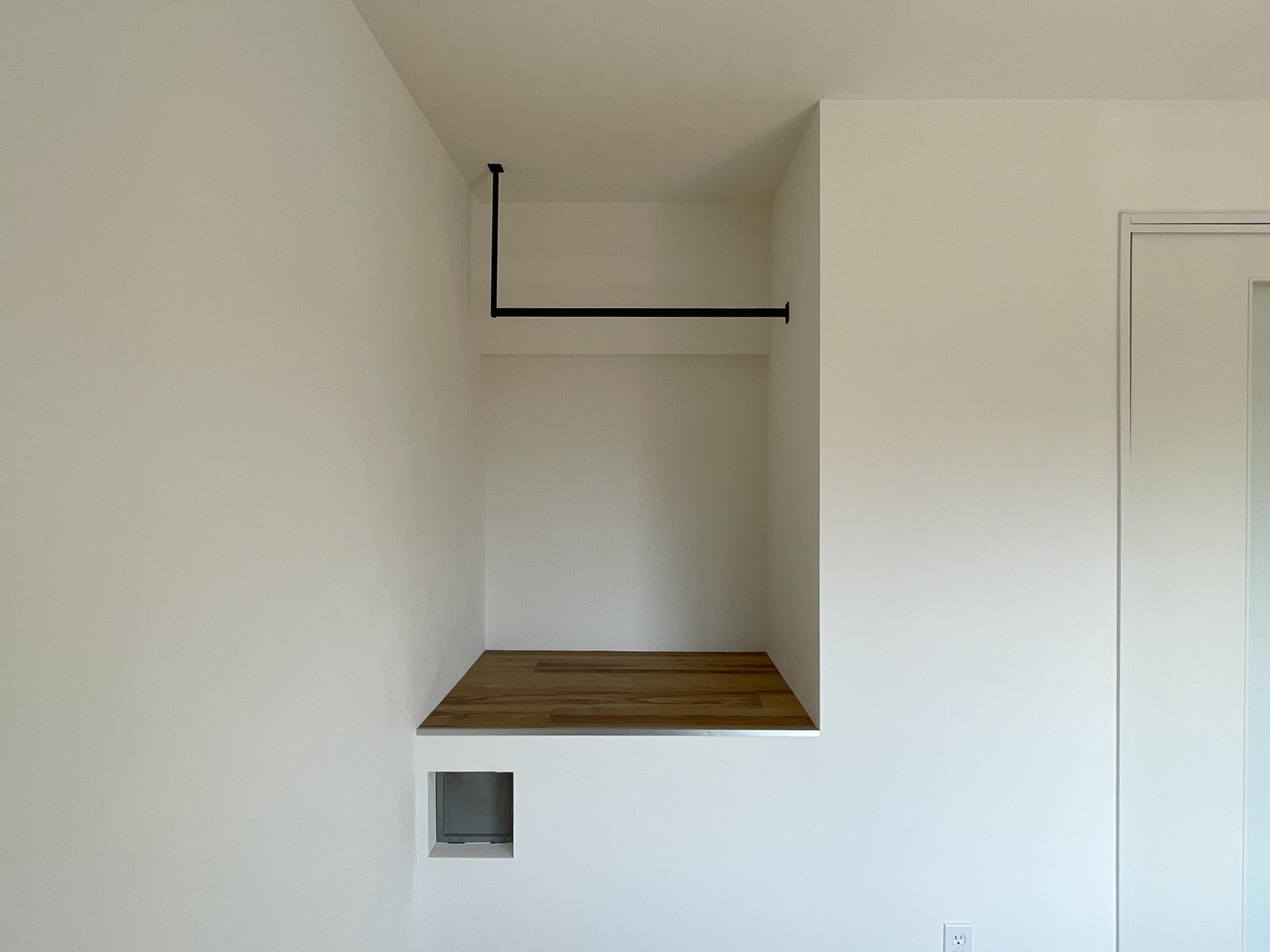 立川市幸町の賃貸物件/少しの窪みも無駄なく。ハンガーパイプが設置してあります