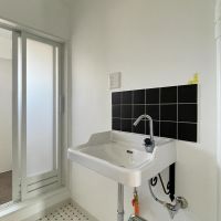 立川市幸町の賃貸物件/洗面台。これから化粧鏡が設置されます