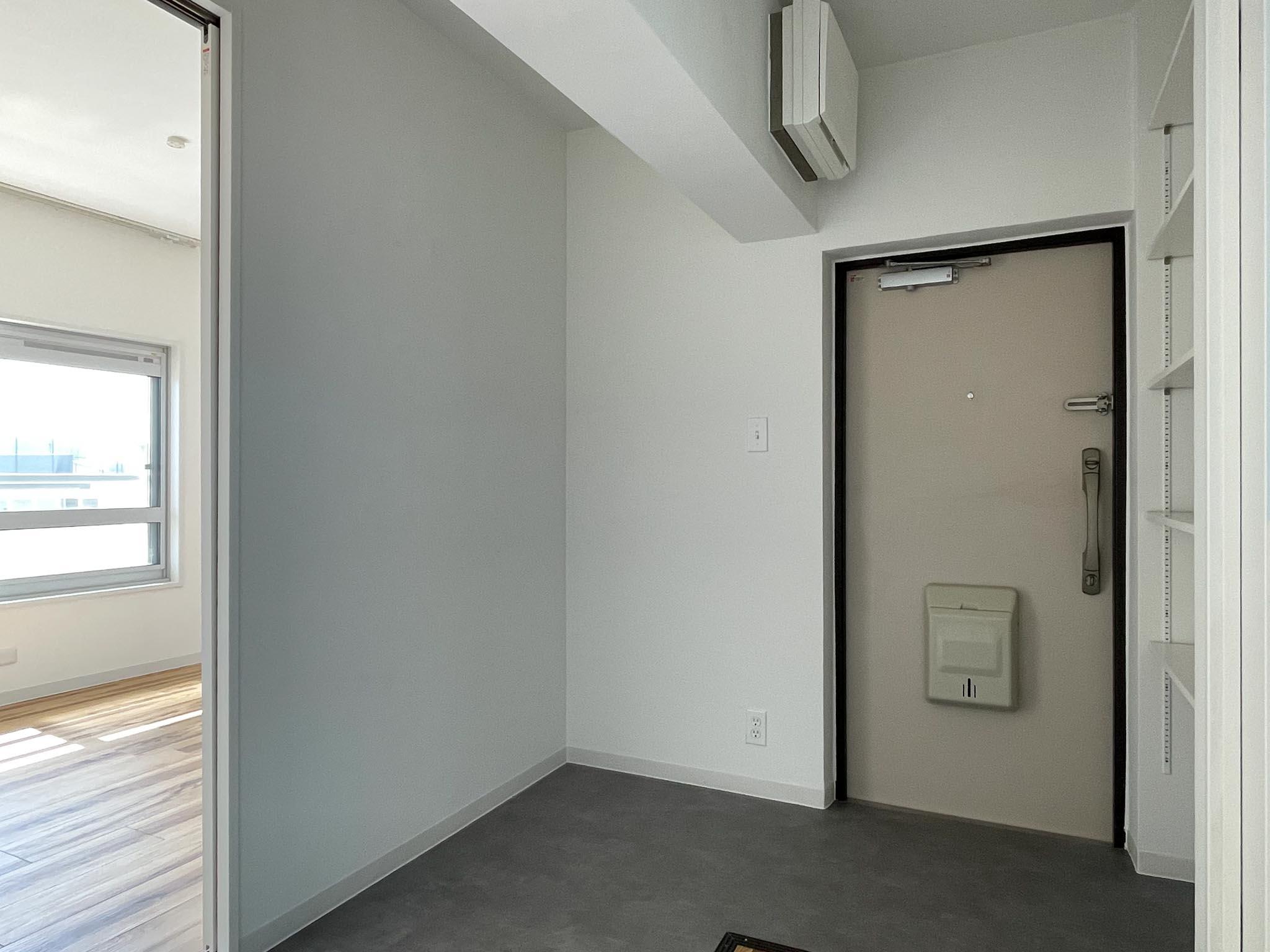 立川市幸町の賃貸物件/玄関土間はゆったり。ロングコートをかけられるハンガーパイプを設置予定です