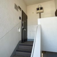 立川市幸町の賃貸物件/玄関外、共用部。よほど大きな家具でなければ搬入可能です