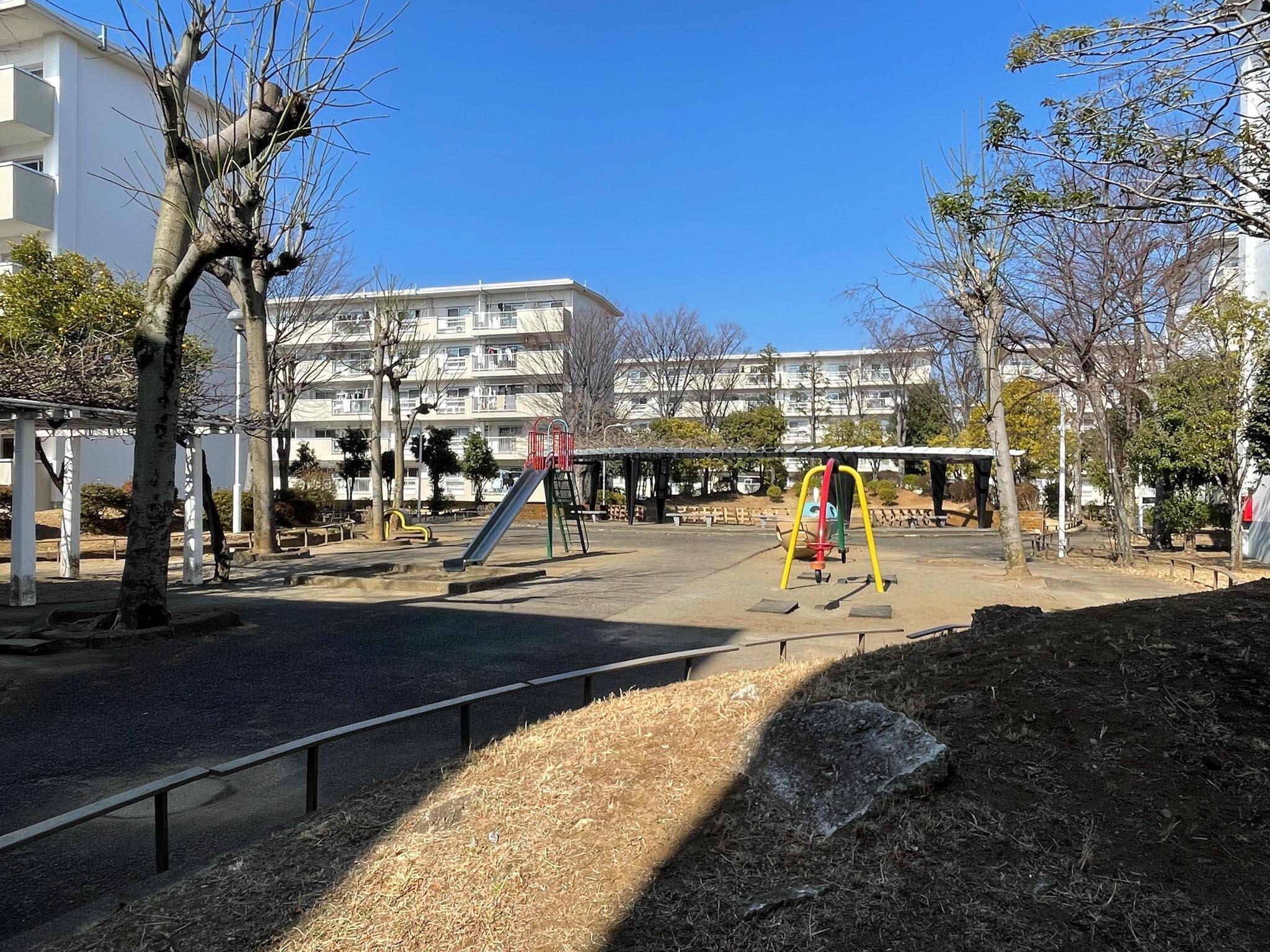 立川市幸町の賃貸物件/敷地内には小さな公園スペースも整備されており、日常的に子どもたちが元気に遊ぶ様子が見られます