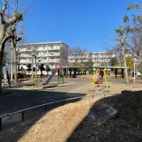 立川市幸町の賃貸物件/敷地内には小さな公園スペースも整備されており、日常的に子どもたちが元気に遊ぶ様子が見られます
