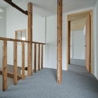 墨田区立花の賃貸物件/2階に上がると吹き抜け部分に面したホールが待っています。デスクスペースにできるような広さがある