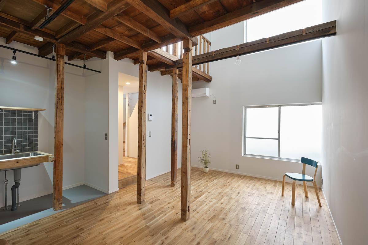 墨田区立花の賃貸物件/リビング。床はオークの無垢フローリング。吹抜け部分から柔らかな光が注ぐ感じがすてき