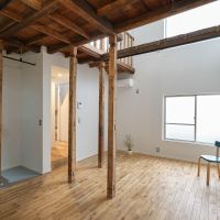 墨田区立花の賃貸物件/リビング。床はオークの無垢フローリング。吹抜け部分から柔らかな光が注ぐ感じがすてき