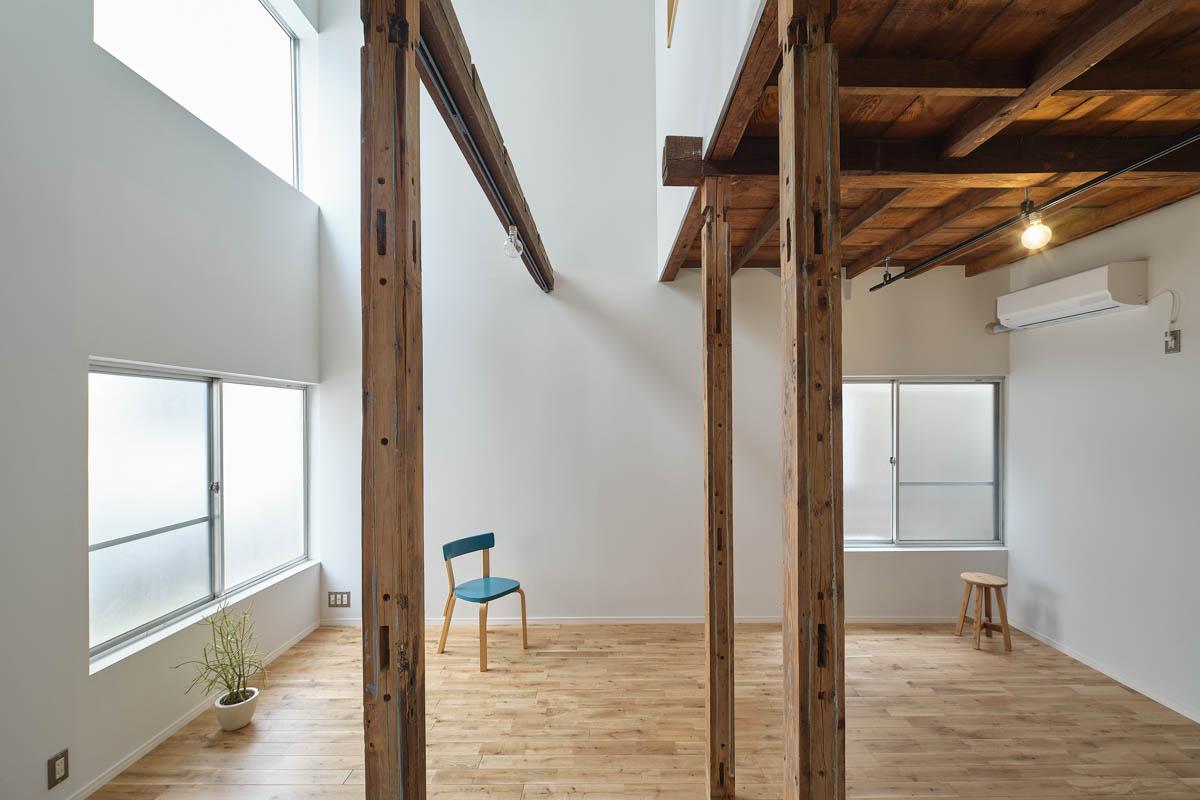 墨田区立花の賃貸物件/2階の1部屋をなくし、大胆に減築。吹抜けをつくり開放感のある空間にリノベーション。レトロな渋い木部と白い塗装壁のコントラストが美しい