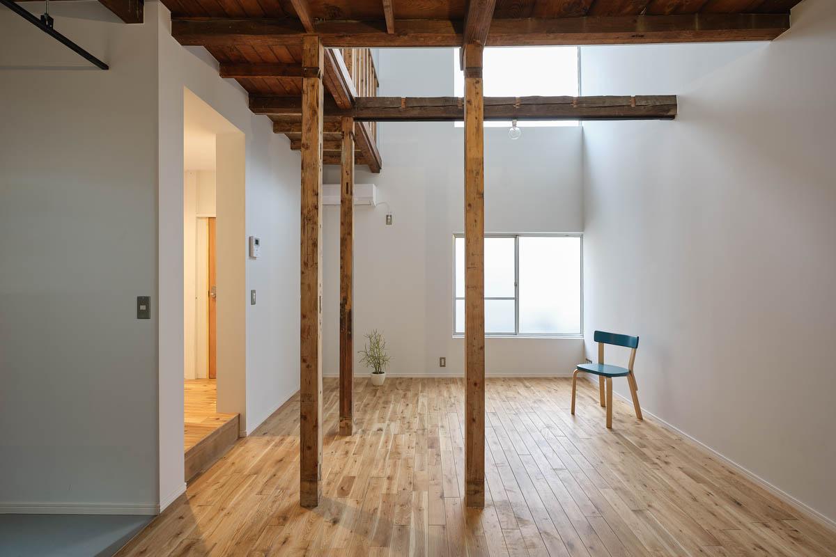 墨田区立花の賃貸物件/別のアングルで。渋い木部と新しくなった部分のコントラストが素敵。吹抜け部分の天井高は一番高いところで5.9mほど