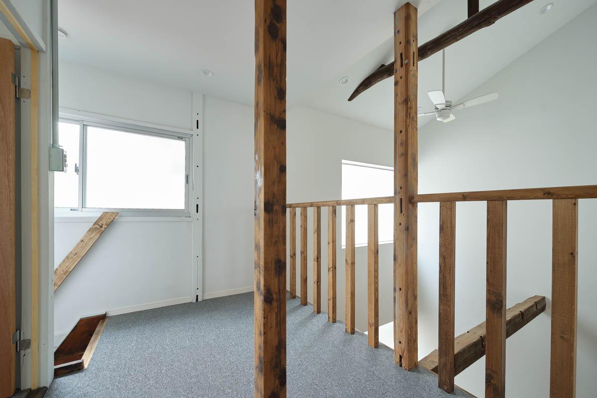 墨田区立花の賃貸物件/この柵沿いにデスクや本棚を並べたり。オープンな1室として活用できそうな空間です