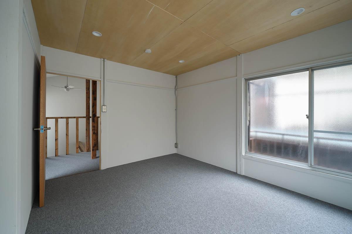 墨田区立花の賃貸物件/天井は木の板が貼られていてかわいい。床のカーペット仕上げ