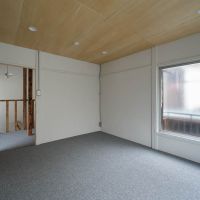 墨田区立花の賃貸物件/天井は木の板が貼られていてかわいい。床のカーペット仕上げ