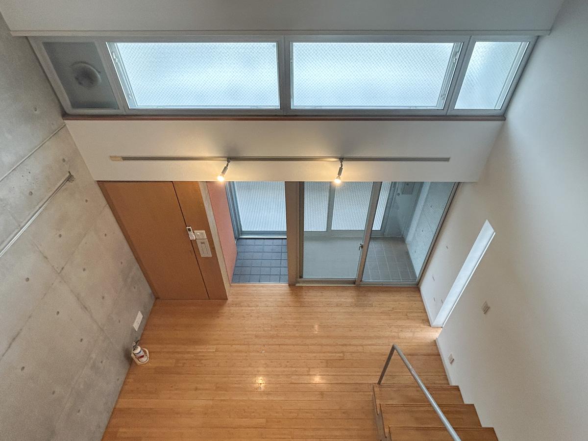 新宿区須賀町の賃貸物件/上階から。リビングも窓が多く、開放感があります