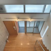 新宿区須賀町の賃貸物件/上階から。リビングも窓が多く、開放感があります