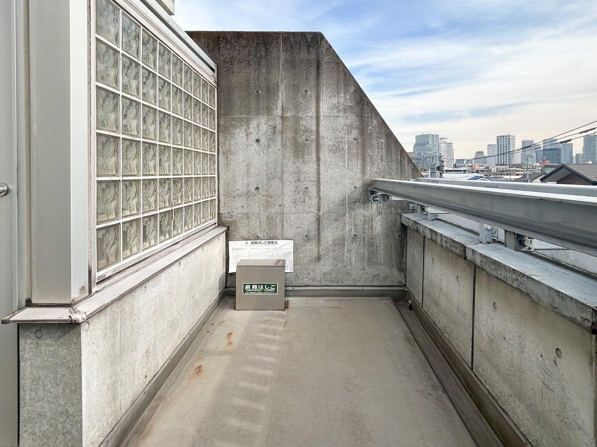 新宿区須賀町の賃貸物件/南に面したバルコニーはちょっとしたくつろぎスペースとして使えそうです