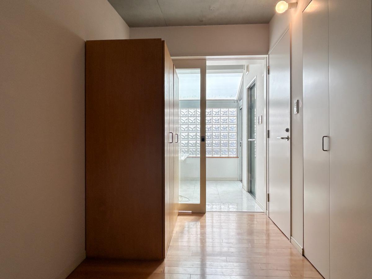 新宿区須賀町の賃貸物件/２階廊下。サニタリールームから注ぐ自然光が室内にも届いてきます