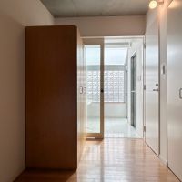 新宿区須賀町の賃貸物件/２階廊下。サニタリールームから注ぐ自然光が室内にも届いてきます