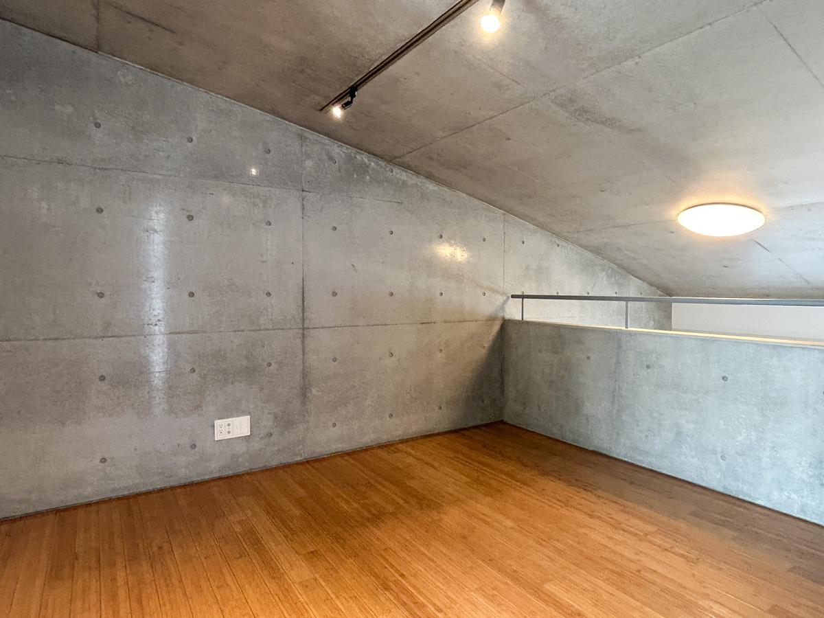 新宿区須賀町の賃貸物件/2階寝室。勾配天井ですが高さはある程度確保されています