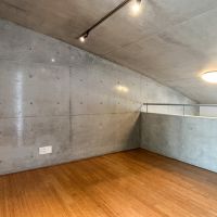 新宿区須賀町の賃貸物件/2階寝室。勾配天井ですが高さはある程度確保されています