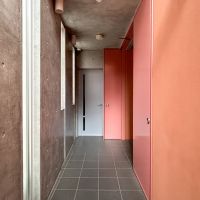 新宿区須賀町の賃貸物件/共用部廊下。管理がしっかりと行き届いていて、清潔感のあるエントランスでした