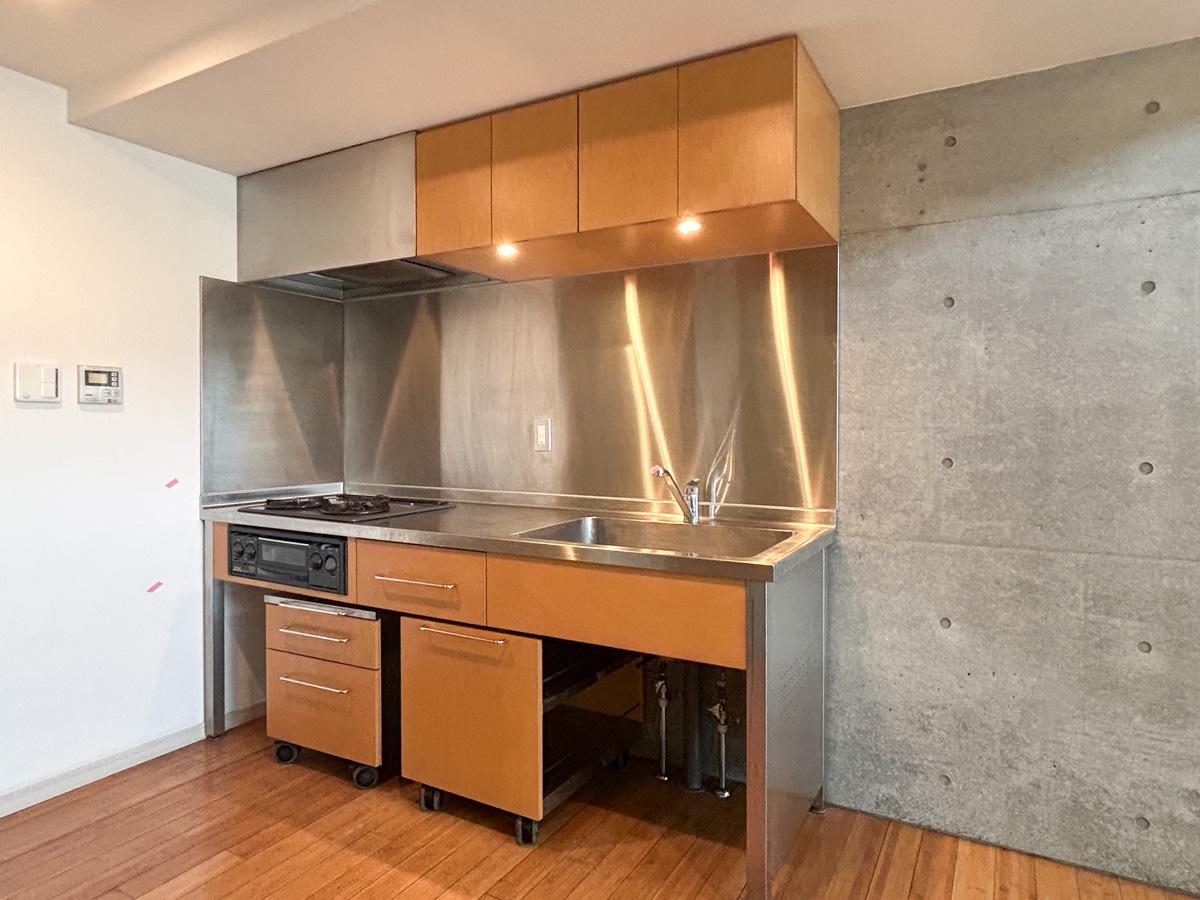 新宿区須賀町の賃貸物件/キッチンは木材が使われていて、スタイリッシュなつくり